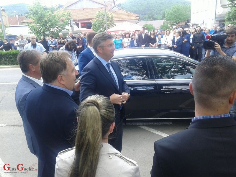 Plenković srdačno dočekan u Otočcu 