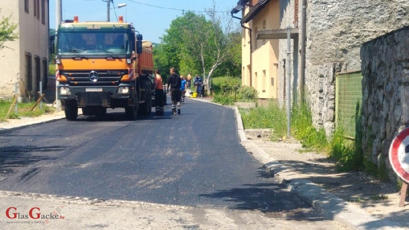 Asfaltiranje u Lovačkoj ulici u Brinju