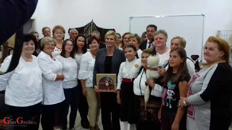 "Gačanke" pjesmom dočekale Predsjednicu RH