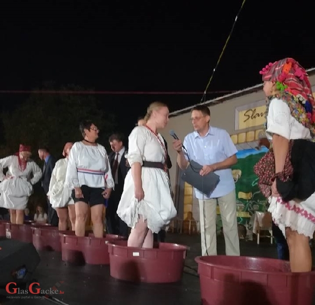 Antonela Perković najbolje gazi grožđe!