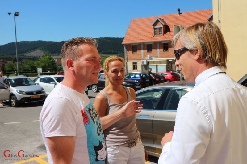 Švicarac i Nizozemac zadovoljni e-punionicom u Otočcu 