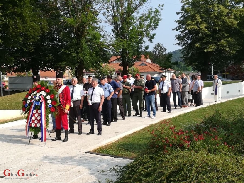 Položeni vijenci i zapaljene svijeće u povodu Dana državnosti RH