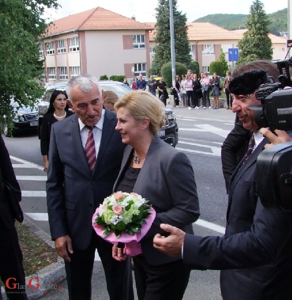 Svečano dočekana Predsjednica RH Grabar Kitarović u Otočcu 