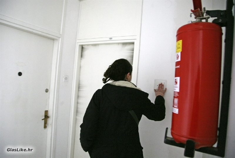 Oprez: u kuću ili stan ne puštajte nepoznate osobe - iz kuće otuđili novac Oprez: u kuću ili stan ne puštajte nepoznate osobe - iz kuće otuđili novac