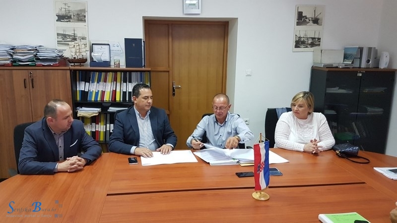 Potpisan Ugovor o izvođenju radova na održavanju obalnih zidova i komunalnih vezova od lukobrana Sv. Ambroza do gata Sv. Nikole u luci Senj
