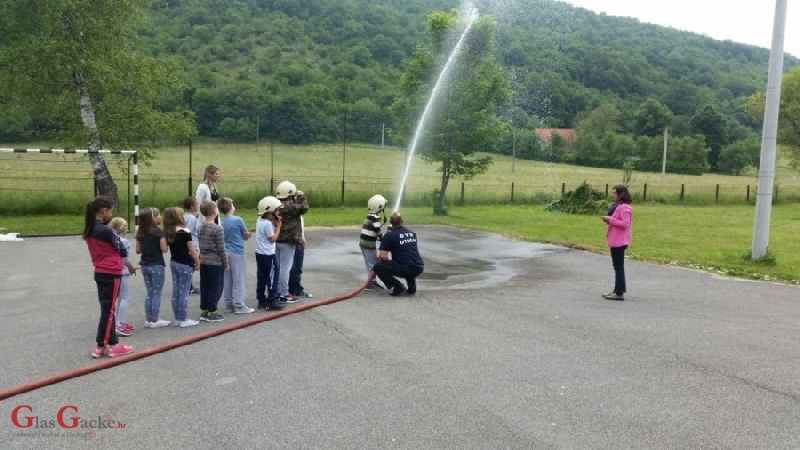 Vatrogasci DVD-a Otočac jučer u druženju s učenicima u Prozoru i Kompolju 
