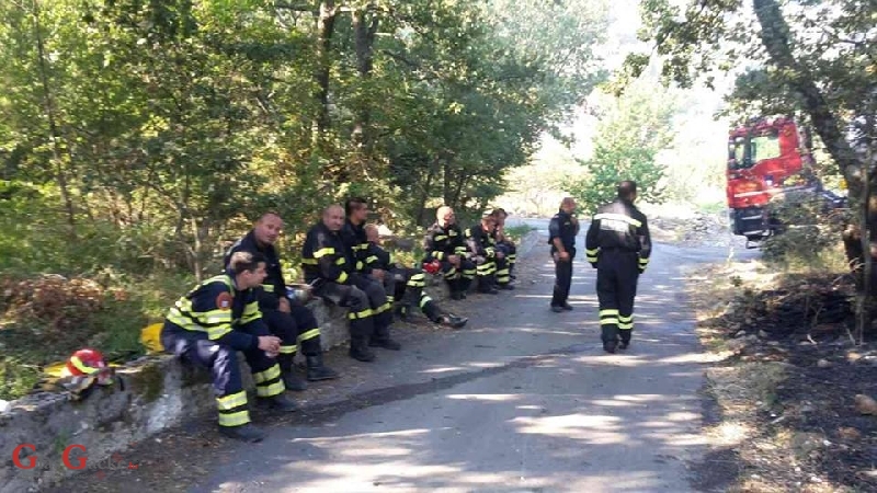 Ličko-senjski vatrogasci i drugu noć na požarištu u Splitu 