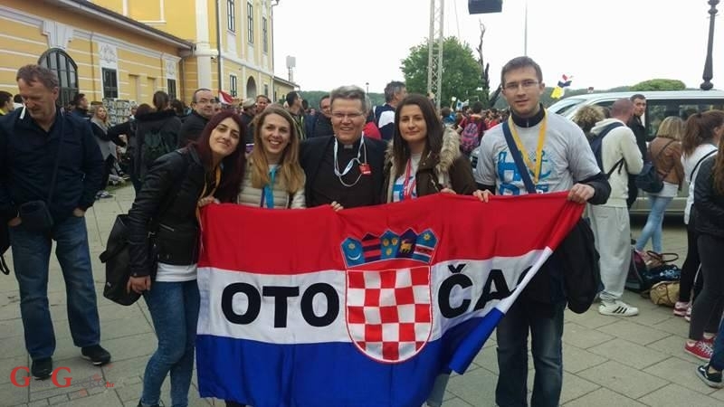 Naši mladi s nadbiskupom Hranićem