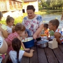 Umijesiti kruh, ispeći kukuruz, piti vodu s vrila, zaliti cvijeće...