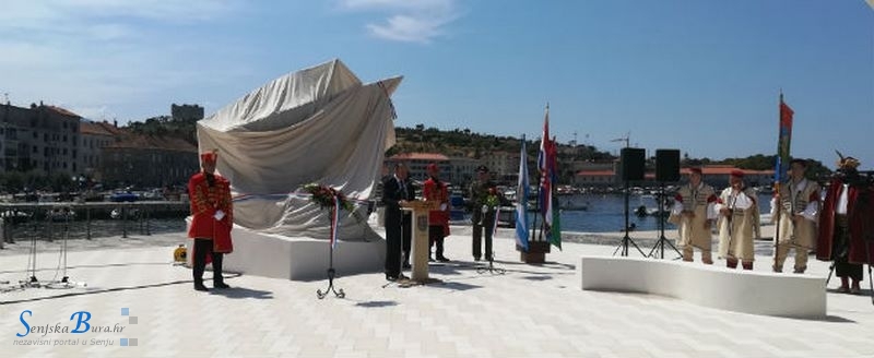 Otkriven Spomenik poginulim hrvatskim braniteljima u Domovinskom ratu s područja grada Senja Otkriven Spomenik poginulim hrvatskim braniteljima u Domovinskom ratu s područja grada Senja