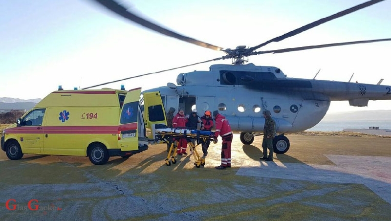 Drvosječu prignječilo stablo