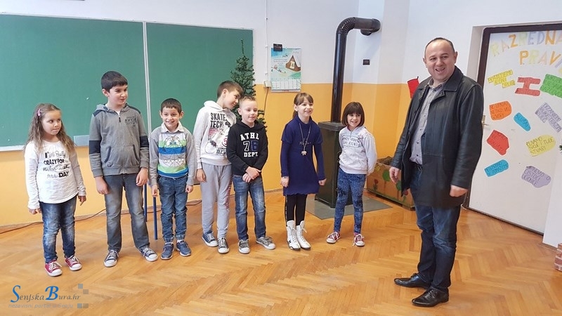 Gradonačelinik sa suradnicima posjetio škole na području Grada Senja Gradonačelinik sa suradnicima posjetio škole na području Grada Senja