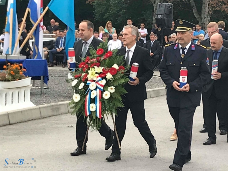 Delegacija grada Senja odala počast poginulim policajcima na Žutoj Lokvi