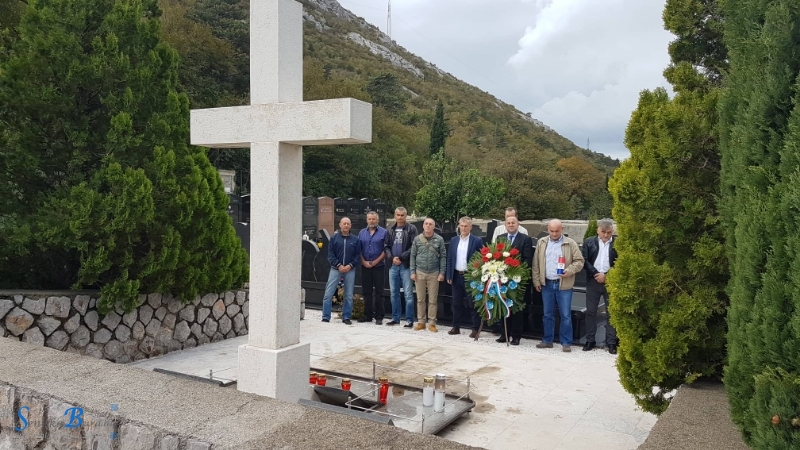 Delegacija Grada Senja polaganjem vijenaca i paljenjem svijeća obilježila blagdan Svih svetih
