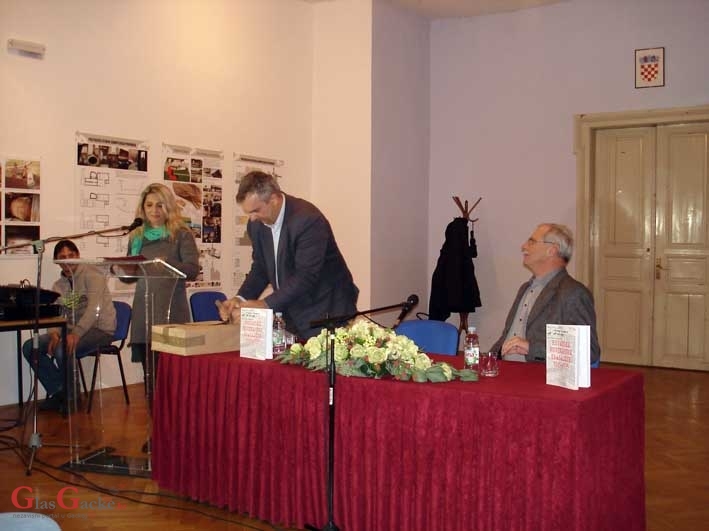 Predstavljena Dujmovićeva knjiga Hrvatske novinarske tragedije 1945 - 1995 Predstavljena Dujmovićeva knjiga Hrvatske novinarske tragedije 1945 - 1995