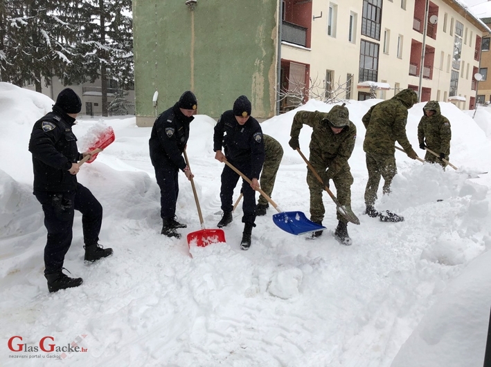 Policija i vojska u ratu sa snijegom
