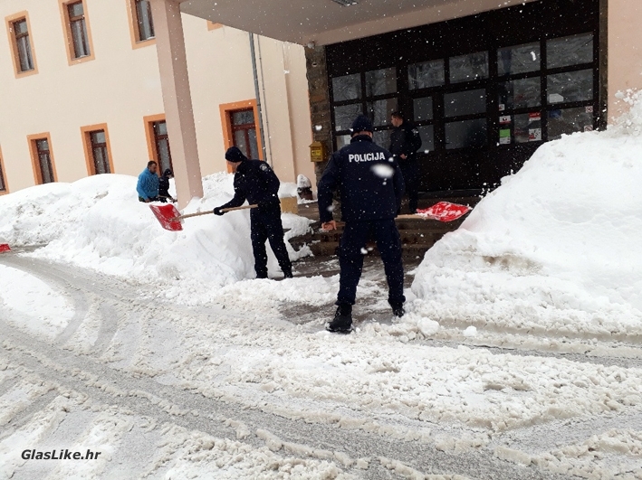 Interventna jedinica PU ličko-senjske pomaže u čišćenju snijega u Gospiću