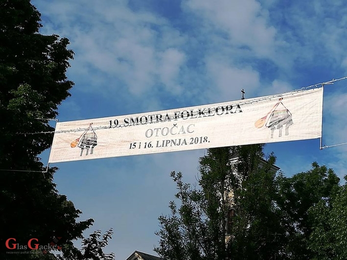 S voljom i na vrijeme - postavljen baner za 19. smotru folklora u Otočcu S voljom i na vrijeme - postavljen baner za 19. smotru folklora u Otočcu