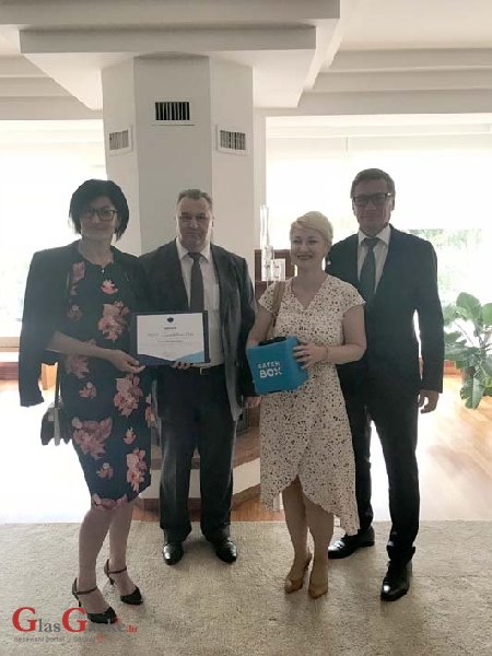 Županijskoj komori Otočac certifikat za 100 djela za ravnopravnost spolova Županijskoj komori Otočac certifikat za 100 djela za ravnopravnost spolova