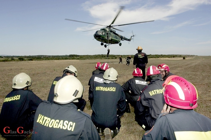 Osposobljavanje vatrogasaca za prijevoz helikopterom