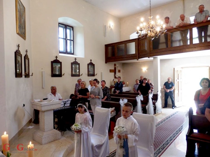 Na Vratniku dvoje prvopričesnika Na Vratniku dvoje prvopričesnika