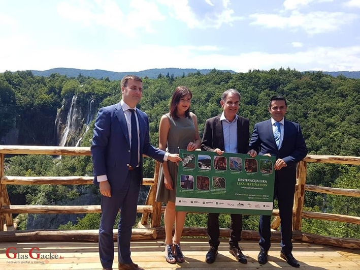 Otvoren vidikovac s pogledom na Veliki slap