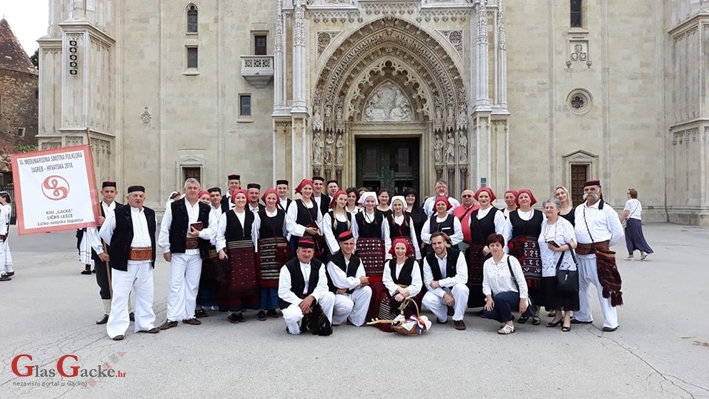 Gačani pred katedralon prije maše