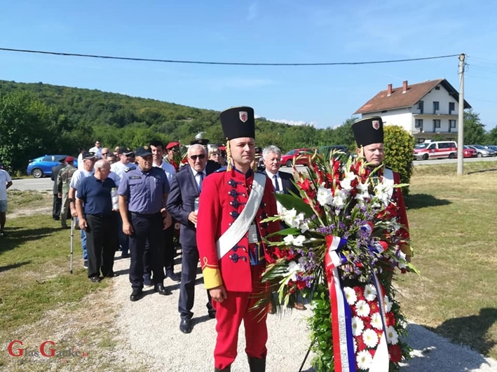 Izaslanstva položila cvijeće i zapalila svijeće poginulim braniteljima u Zalužnici