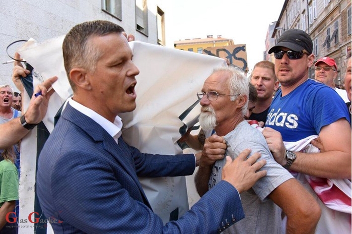 Radnici Uljanika pjevali Thompsona, zalili župana pivom i vrijeđali ga