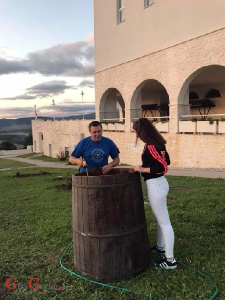 I svećenstvo u pripravi za berbu šljiva I svećenstvo u pripravi za berbu šljiva