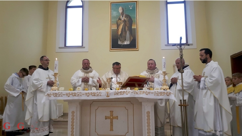 Kardinal Puljić slavio misu u D. Lapcu Kardinal Puljić slavio misu u D. Lapcu