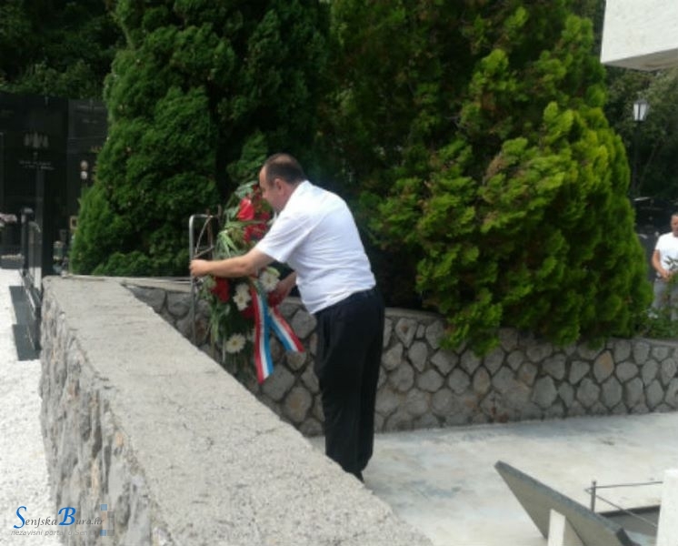 Gradske delegacije polaganjem vijenaca i paljenjem svijeća odale počast hrvatskim braniteljima