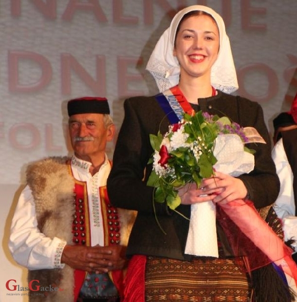 Valentina Šporčić najljepša djevojka u narodnoj nošnji 19.Smotre folklora Otočac 2018.