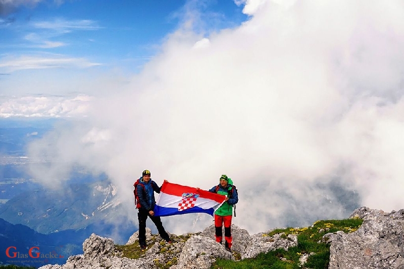 Otočani zavijorili hrvatskom zastavom na Karavankama