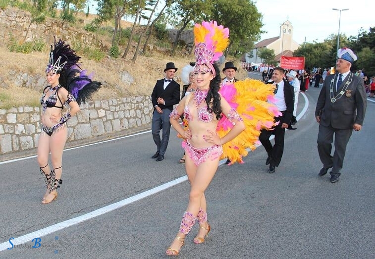 2000 maškara osvoilo grad pod Nehajem 