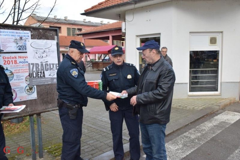 Policijski službenici Policijske postaje Otočac raznim akcijama uljepšali sugrađanima blagdane