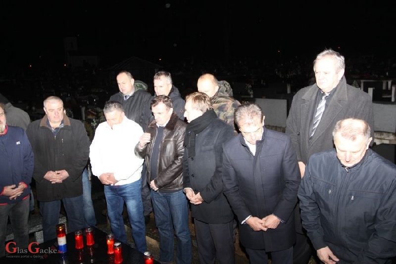 HDZ-ovci zapalili svijeće na grobu Dražena Bobinca HDZ-ovci zapalili svijeće na grobu Dražena Bobinca
