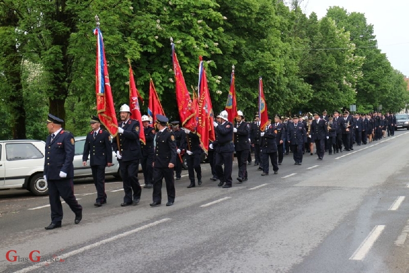 Svečani mimohod vatrogasaca, polaganje vijenaca i paljenje svijeća 