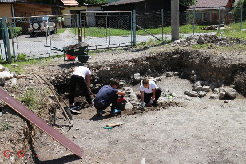 Ispod naslaga zaborava, izranjaju bedemi otočkog Starog grada 