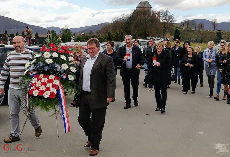 U Brinju polaganje vijenaca u prigodi blagdana Svih svetih i Dušnog dana 