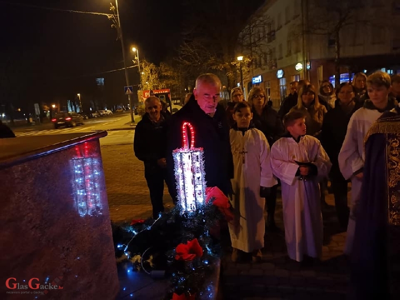 Gradonačelnik Kostelac upalio prvu adventsku svijeću u Otočcu 