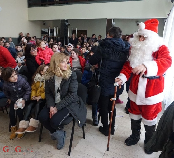 Predstava "Dan u laboratoriju Djeda Mraza" u Brinju 