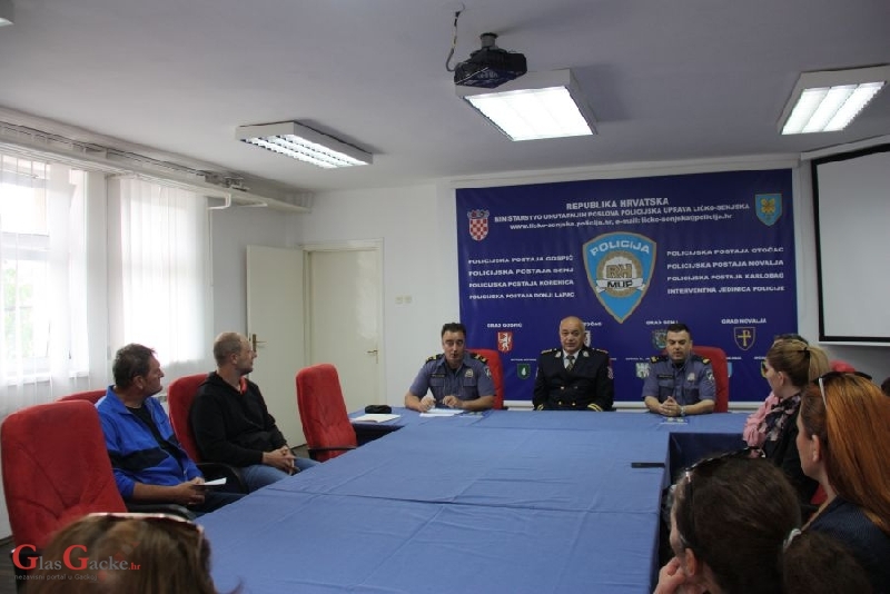 Policijska uprava ličko-senjska uručila osnovnim školama devet bicikala