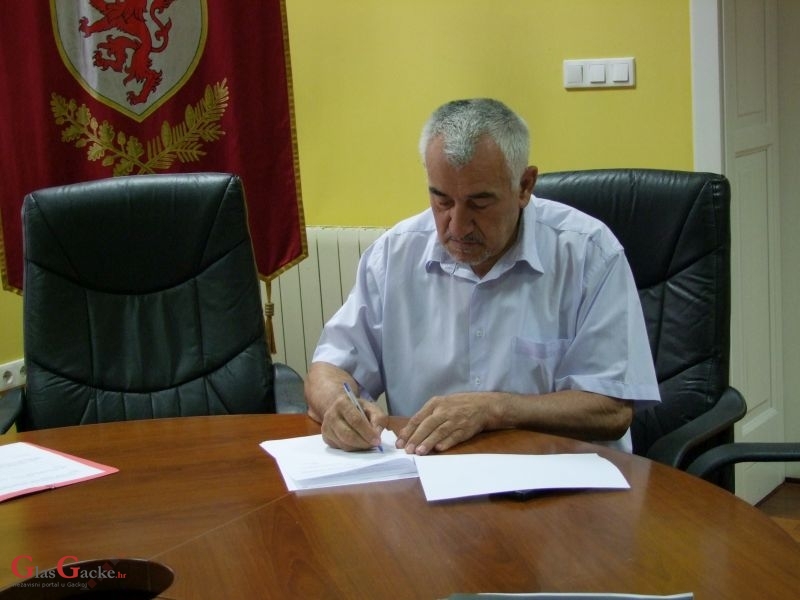 "Za ljepši Otočac " - Gradonačelnik Kostelac potpisao 15 ugovora za obavljanje javnih radova 