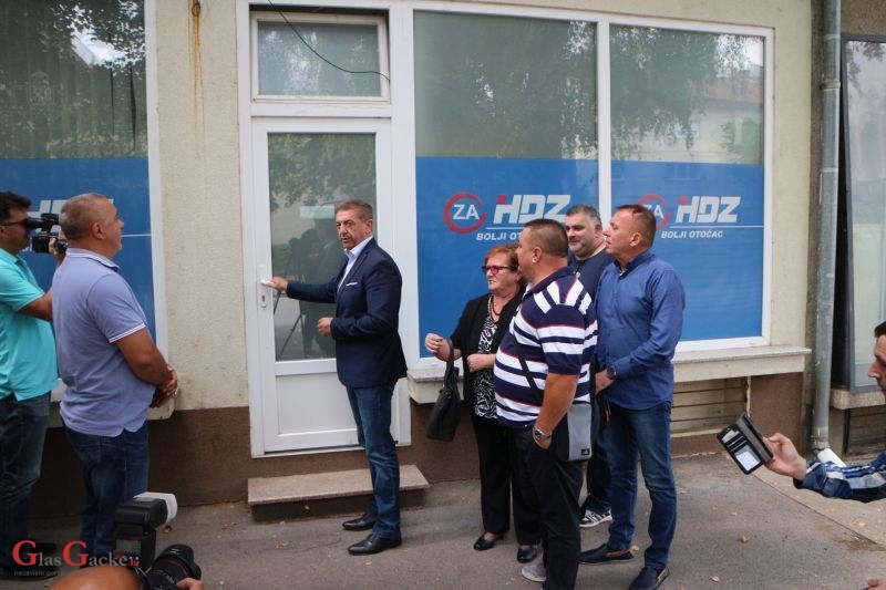 Milinovića dočekala zatvorena vrata GO HDZ-a u Otočcu 