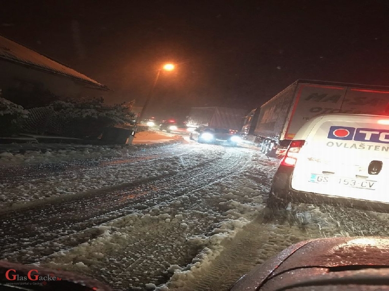 Gusti snijeg otežava promet na Vratniku