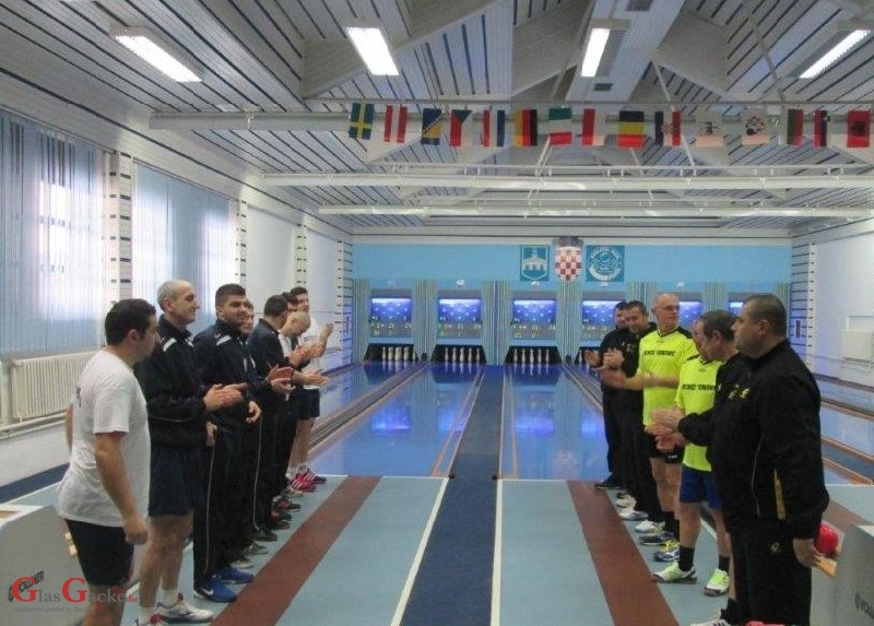 Kuglački klub "Velebit" Otočac savladao je nadmoćno u Osijeku K.K. Kandit