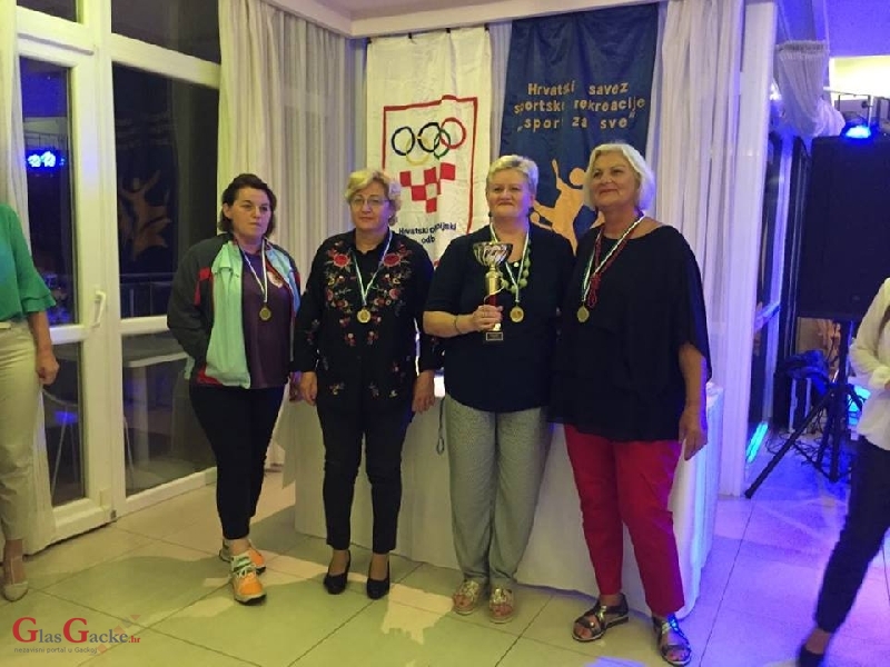Kuglačka ekipa "Nikad nije kasno" Otočac osvojila zlatnu medalju u Malom Lošinju