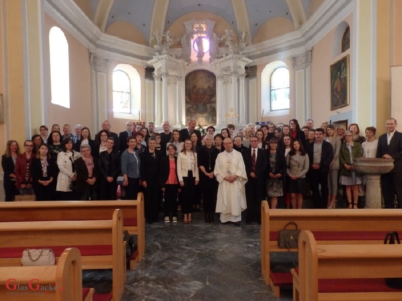 Sv. Misa u župnoj crkvi povodom Dana škole za pokojne djelatnike Osnove škole Zrinskih Frankopana - Otočac Sv. Misa u župnoj crkvi povodom Dana škole za pokojne djelatnike Osnove škole Zrinskih Frankopana - Otočac