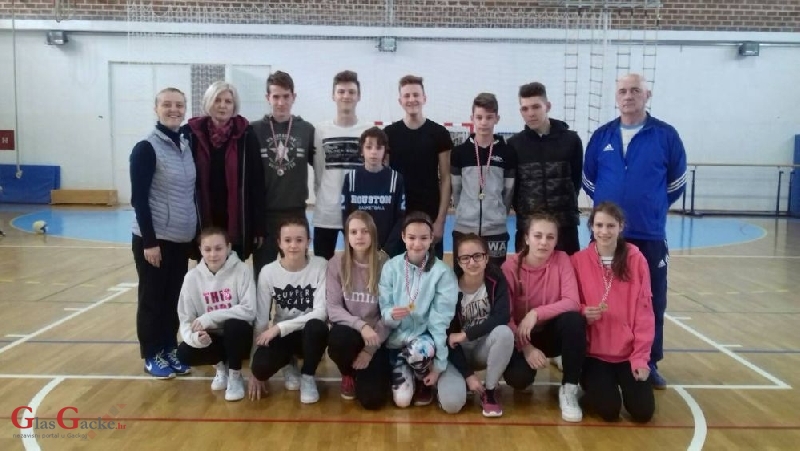 Tri prva mjesta za Osnovnu školu Otočac u cross-u Tri prva mjesta za Osnovnu školu Otočac u cross-u